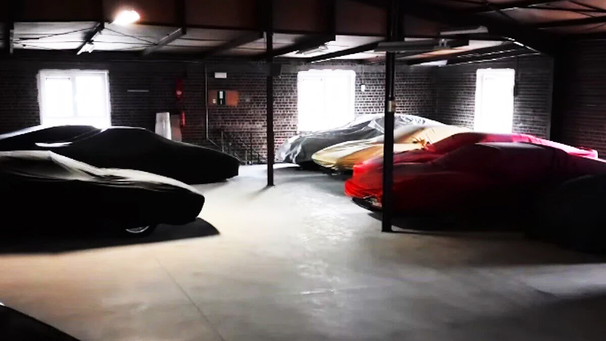 Une incroyable collection de Porsche et Ferrari redécouverte après 10 ans d'abandon